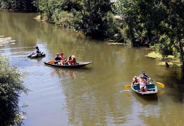 Iconographie - Barque pour touristes près de l'embarcadère