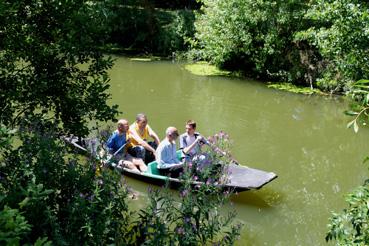 Iconographie - Barque de touristes partant de l'embarcadère