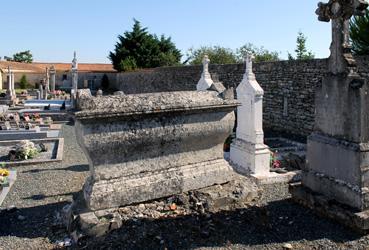 Iconographie - Tombe dans le cimetière près de l'église templière