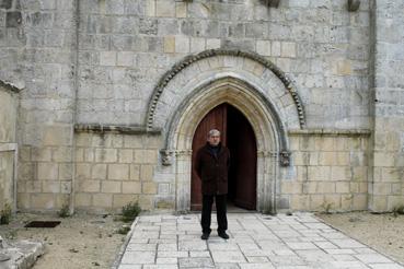 Iconographie - Hubert  Charron devant l'église templière pour le QR Code