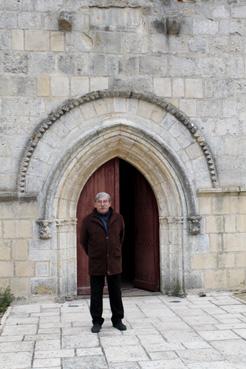 Iconographie - Hubert  Charron devant l'église templière pour le QR Code