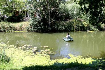 Iconographie - A l'embarcadère, pêcheur sur un float tube Jmc Commando 