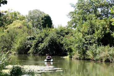 Iconographie - A l'embarcadère, pêcheur sur un float tube Jmc Commando 