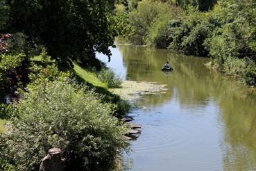 Iconographie - Pêcheur dans un float tube Jmc Commando sur la Vendée