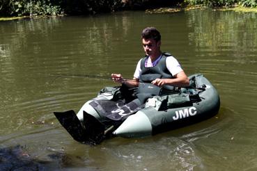 Iconographie - Pêcheur dans un float tube Jmc Commando sur la Vendée