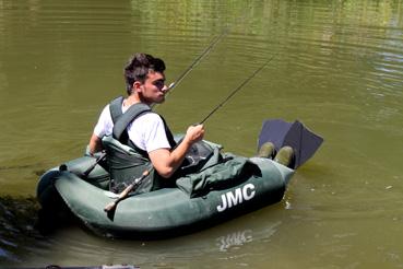 Iconographie - Pêcheur dans un float tube Jmc Commando sur la Vendée