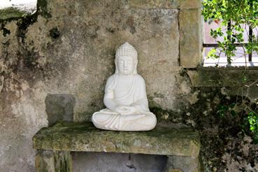 Iconographie - L'Enclos bleu - Gîtes et chambres d'hôtes, Bouddha dans la cour