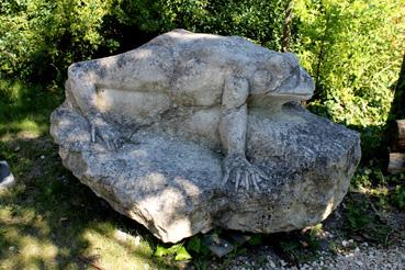 Iconographie - L'Enclos bleu - Gîtes et chambres d'hôtes, grenouille en pierre