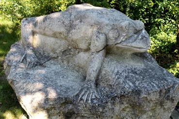 Iconographie - L'Enclos bleu - Gîtes et chambres d'hôtes, grenouille en pierre