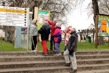 Iconographie - Randonneurs devant le panneau des sentiers pédestres