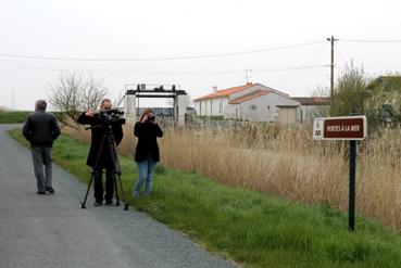 Iconographie - Equipe d'Arexcpo en tournage à Sainte-Radégondes-des-Noyers