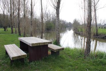 Iconographie - Table de pique-nique dans le Bois des Laves