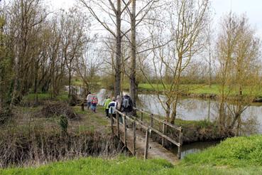 Iconographie - Randonneurs dans Le Bois des Laves et le canal de Gressaudes