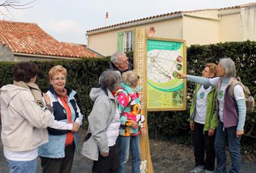 Iconographie - Randonneurs cherchant Le Bois des Laves