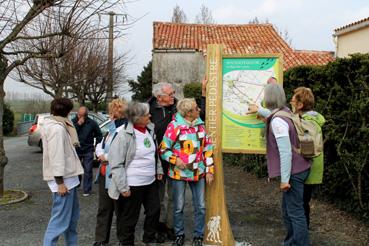 Iconographie - Randonneurs cherchant Le Bois des Laves