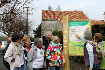 Iconographie - Randonneurs cherchant Le Bois des Laves