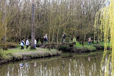 Iconographie - Randonneurs dans Le Bois des Laves et le canal de Gressaudes