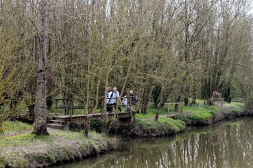 Iconographie - Randonneurs dans Le Bois des Laves et le canal de Gressaudes