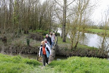 Iconographie - Randonneurs dans Le Bois des Laves et le canal de Gressaudes