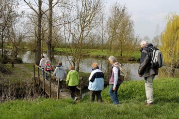 Iconographie - Randonneurs dans Le Bois des Laves et le canal de Gressaudes