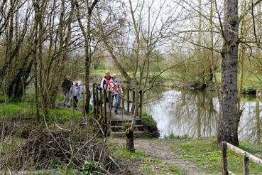 Iconographie - Randonneurs dans Le Bois des Laves et le canal de Gressaudes