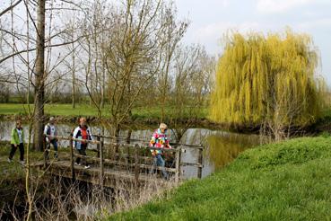 Iconographie - Randonneurs dans Le Bois des Laves et le canal de Gressaudes