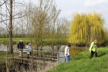 Iconographie - Randonneurs dans Le Bois des Laves et le canal de Gressaudes