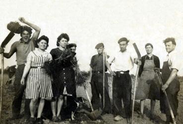 Iconographie - Equipe pour la plantation de la vigne à La Noue Morin 