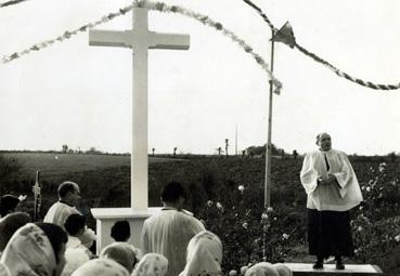 Iconographie - Le prêtre devant la croix de la mission