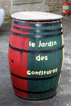 Iconographie - Le Jardin des confiture - Tonneau à l'accueil