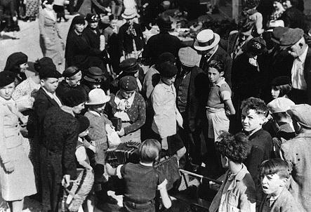 Iconographie - Rassemblement autour d'un jeune accordéoniste