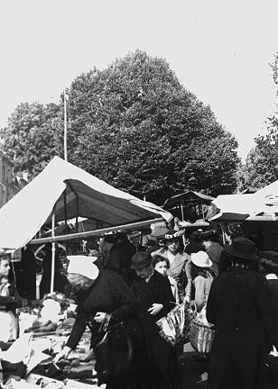 Iconographie - Une femme en coiffe au marché