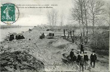 Iconographie - Après les inondations de la Loire (1910-1911) - La levée de la Divatte en cours de refection