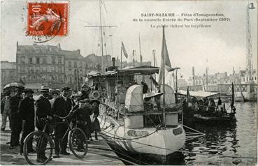 Iconographie - Fêtes d'inauguration de la nouvelle entrée du port - Le public visitant les torpilleurs