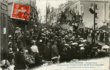 Iconographie - Inauguration de la nouvelle entrée du port - La cavalcade dans la rue de Nantes