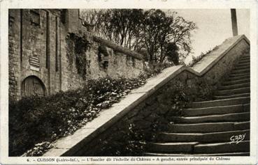 Iconographie - Lescalier dit l'échelle du château - A gauche, entrée principale du château