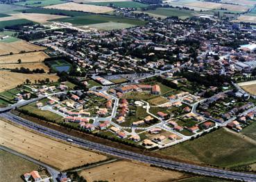 Iconographie - Vue générale du bourg et de la déviation