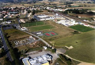 Iconographie - Le stade de football et les courts de tennis, en septembre