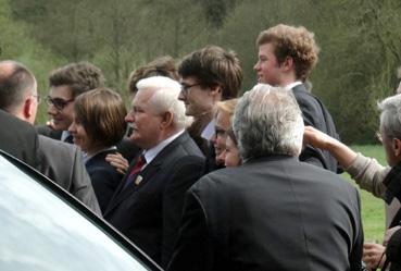 Iconographie - Lech Walesa pose avec des étudiants