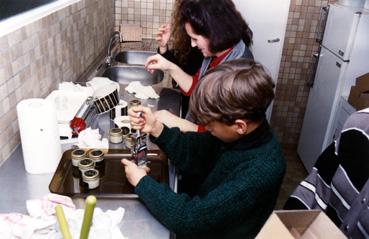 Iconographie - Maison Royer, production d'escargots - Mise en bocaux