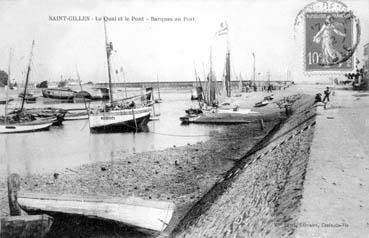 Iconographie - Le quai et le pont - Barques au port