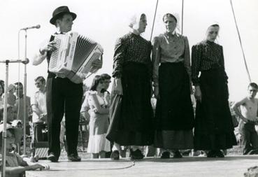 Iconographie - Le groupe folklorique Le merle blanc