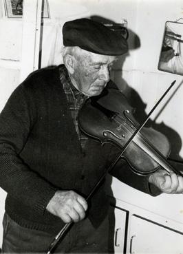 Iconographie - Violoneux lors d'une soirée de collectage de l'Aigail d'Aubigny