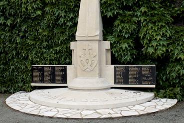 Iconographie - Le monument aux Morts, oeuvre d'Albert Deman, inauguré en 1954