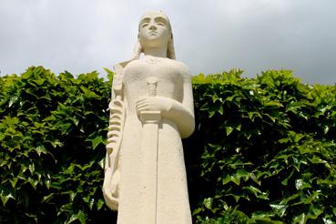 Iconographie - Le monument aux Morts, oeuvre d'Albert Deman, inauguré en 1954