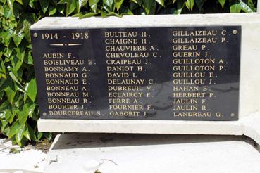 Iconographie - Le monument aux Morts, oeuvre d'Albert Deman, inauguré en 1954