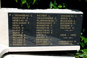 Iconographie - Le monument aux Morts, oeuvre d'Albert Deman, inauguré en 1954