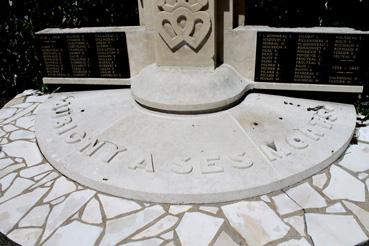 Iconographie - Le monument aux Morts, oeuvre d'Albert Deman, inauguré en 1954