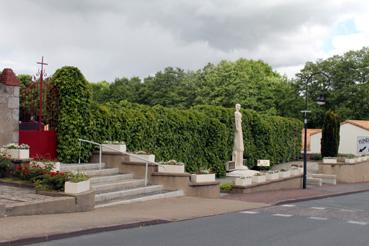 Iconographie - Le monument aux Morts, oeuvre d'Albert Deman, inauguré en 1954