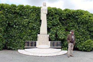 Iconographie - Le monument aux Morts, oeuvre d'Albert Deman, inauguré en 1954